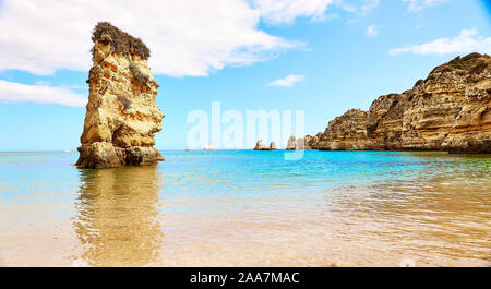 Marine Strand Praia da Marinha - einer der berühmtesten Strände von Portugal, an der Atlantikküste in der Gemeinde Lagoa, Algarve. Stockfoto