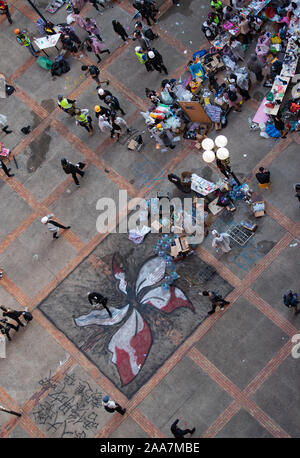 Hongkong, China. Nov, 2019 18. Blick von oben auf den Haupteingang des Campus während der Proteste. Belagerung an der Polytechnischen Universität. Die Polizei in der Umgebung des Campus der Universität nach pro-demokratischen Demonstranten die Cross Harbour Tunnel und die große Straße außerhalb des Campus blockiert. Hongkong protestieren weiterhin für die 6 Monate. Einen stadtweiten Streik forderte am Montag, 11. November 2019 begonnen, die Teile von Hong Kong zu stoppen als MTR-Stationen geschlossen und mehrere Straßensperren errichtet wurden. Credit: SOPA Images Limited/Alamy leben Nachrichten Stockfoto