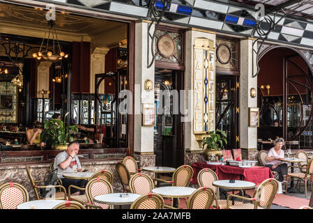 Brüsseler Altstadt/Belgien - 06 25 2019 - Jugendstil Terrasse des Le Falstaff typische Brasserie mit Dekorationen aus Glas und Stahl Stockfoto