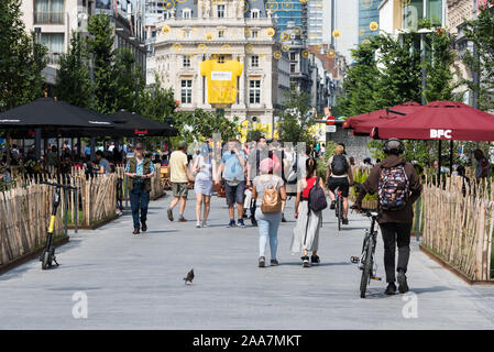 Brüsseler Altstadt/Belgien - 07 05 2019 - Menschen zu Fuß die citynähe an der Anspach Avenue im Sommer Stockfoto