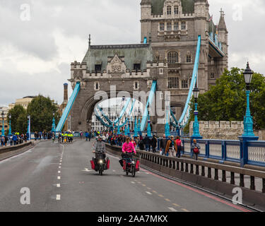 London, England, Großbritannien - 22 September, 2019: ein Paar "Pedal" lastenräder Towe Brücke neben Massen von Fußgängern London's Auto Stockfoto