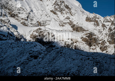 Am frühen Morgen Sonnenstrahlen leuchtet die Gletscher, die Fließen talauswärts von der Naya Kanga Peak, Langtang Tal, Nepal. Stockfoto