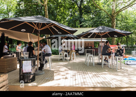 Brüsseler Altstadt/Belgien - 06 25 2019: Leute genießen einen Drink in einem Pop-up-bar Super 8 in der Sonne in der Parc de Bruxelles Warandepark an einem heißen Stockfoto