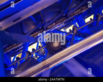 Zahnrad und Kette Antriebswelle in Rolltreppe, und der Riemen am Anheben. Stockfoto