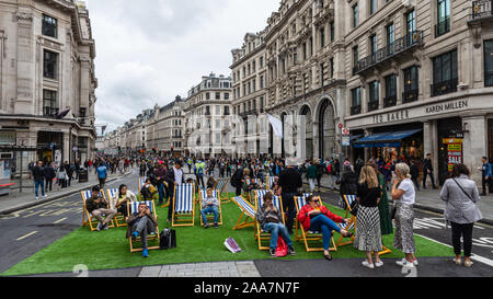 London, England, Großbritannien - 22 September, 2019: Käufer Spaziergang entlang der Regent Street und auf Liegestühlen während der Londoner Autofreier Tag sitzen. Stockfoto