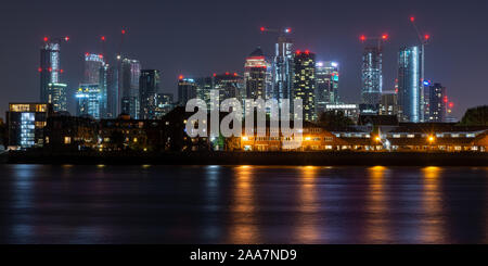 London, England, Großbritannien - 21 September 2019: Office Block- und Wohnhaus Wolkenkratzer leuchten in der Nacht in der sich schnell entwickelnden Skyline von East London Stockfoto