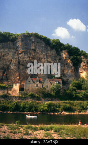 La Roque-Gageac, Dordogne, Frankreich: Häuser Nouvelle-Aquitaine, zwischen Klippen und Fluss in einem der schönsten französischen Dörfer sandwiched Stockfoto