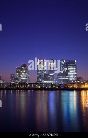 Canary Wharf Finanzviertel betrachtet über die Themse, London, UK Stockfoto