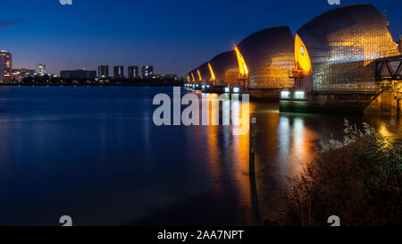 London, England, Großbritannien - 21 September, 2019: Die Thames Barrier Hochwasserschutz sind nachts auf der Themse in den Docklands Nachbarschaften von E lit Stockfoto