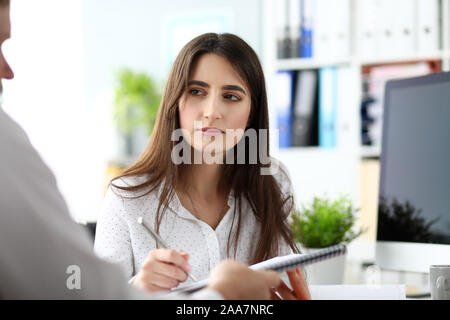 Leiter der Abteilung Unterzeichnung wichtige Dokumente im Büro am Gegner suchen Stockfoto