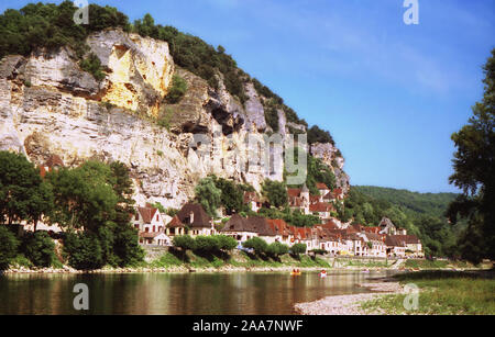 La Roque-Gageac, Dordogne, Frankreich: Häuser Nouvelle-Aquitaine, zwischen Klippen und Fluss in einem der schönsten französischen Dörfer sandwiched Stockfoto