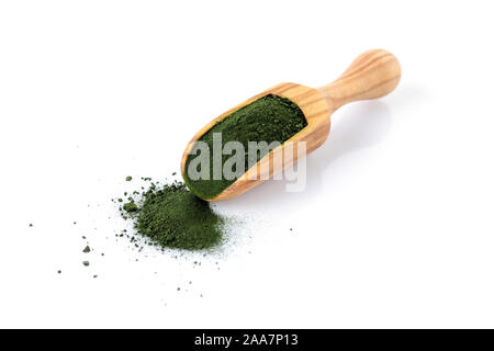 Chlorella und spirulina Pulver in eine hölzerne Schaufel isoliert auf weißem Stockfoto