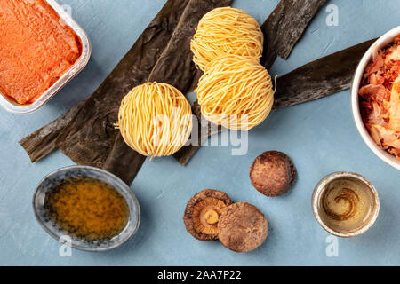 Ramen Zutaten. Getrocknete meer Gemüse Kelp, Soba-Nudeln, Miso einfügen, Bonito Thunfisch Flocken, Shiitake-Pilze, Sake, mirin, Overhead shot Stockfoto