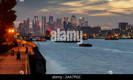 London, England, Großbritannien - 21 September, 2019: Die Sonne hinter den Wolkenkratzern und Orte im sich schnell entwickelnden Skyline von East London's Doc regenerierende Stockfoto