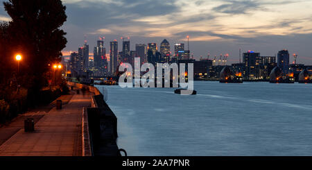 London, England, Großbritannien - 21 September, 2019: Die Sonne hinter den Wolkenkratzern und Orte im sich schnell entwickelnden Skyline von East London's Doc regenerierende Stockfoto