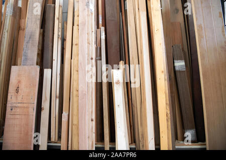 Stapel der sortierten Holzplatten gespeichert aufrecht in einem Holz- oder Schreinerei in der Nähe zu Full Frame anzeigen Stockfoto