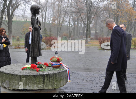 Kiew, Ukraine. Nov, 2019 19. ***Korrektur DER NAME DES DENKMALS *** tschechische Premierminister Andrej Babis Kranz am Denkmal des Holodomor Mann gelegt - Hungersnot in der sowjetischen Ukraine 1932 und 1933, die Millionen von Ukrainern in Kiew, Ukraine, heute getötet, am Dienstag, 19. November 2019. PM Babis unterstützt die territoriale Integrität und Souveränität der Ukraine sowie den Reformkurs, die neue Führung des Landes verfolgt nach seinen Gesprächen mit dem Ukrainischen PM Oleksiy Honcharuk. Credit: Mailand Syrucek/CTK Photo/Alamy leben Nachrichten Stockfoto