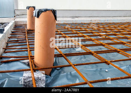 Metallverstärkung Gitter und Holz Rahmen für Stahlbeton Keller Bau. Stockfoto