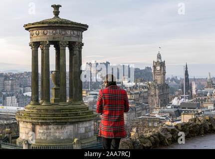 Edinburgh, Vereinigtes Königreich. 20 November, 2019 Im Bild: ein Tourist in Tartan gekleidet nimmt ein Foto von Edinburghs Skyline von Calton Hill in der Wintersonne. Credit: Rich Dyson/Alamy leben Nachrichten Stockfoto
