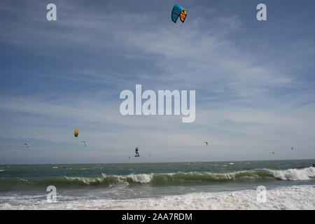 Kite Surfer über Wellen springen Stockfoto