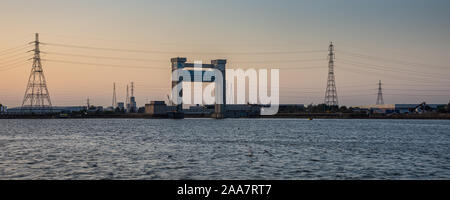 London, England, Großbritannien - 21 September 2019: Dämmerung über dem Bellen Creek Barriere Hochwasserschutz und die industrielle Landschaft von Creekside in Ost L Stockfoto