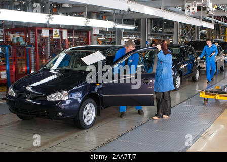 Togliatty, Region Samara, Russland - Dezember 13, 2007: Fließband der Lada Autos Factory Avtovaz Stockfoto