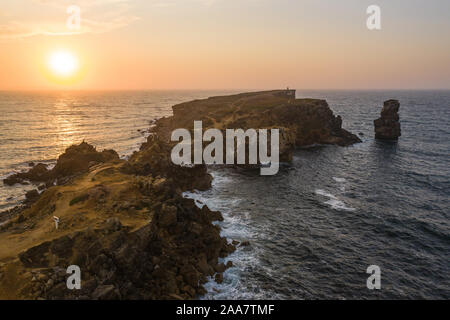 Luftaufnahme der Küsten und die Klippen bei Sonnenuntergang in der Nähe der Stadt Peniche. Portugal im Sommer Stockfoto