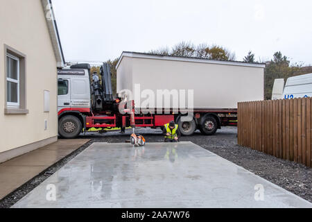 ARDARA/IRLAND - 02. NOVEMBER 2019 - H2 Gebäude Installation prefabric Garage in der pooring Rain Stockfoto