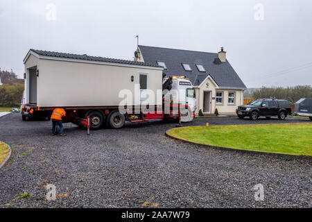 ARDARA/IRLAND - 02. NOVEMBER 2019 - H2 Gebäude Installation prefabric Garage in der pooring Rain Stockfoto