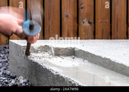 Bewegung verwischt weg abbrechend am Betonsockel. Stockfoto