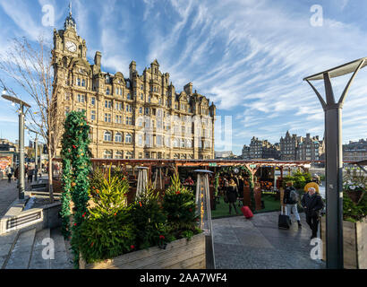 Essen und Getränke Outlets auf Waverley Mall an der Princes Street Edinburgh Schottland Großbritannien während des Edinburgh Weihnachten 2019 mit Balmoral Hotel hinter Stockfoto