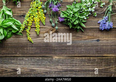 Bündel Garten frische Kräuter auf hölzernen Hintergrund, Ansicht von oben Stockfoto