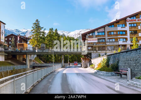 Zermatt, Schweiz - Oktober 7, 2019: Stadt street view im berühmten Schweizer Alpen Ski Resort, Matterhorn Schnee berg, Elektroauto bus Stockfoto
