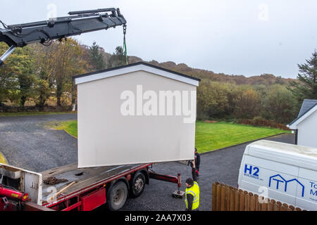 ARDARA/IRLAND - 02. NOVEMBER 2019 - H2 Gebäude Installation prefabric Garage in der pooring Rain Stockfoto