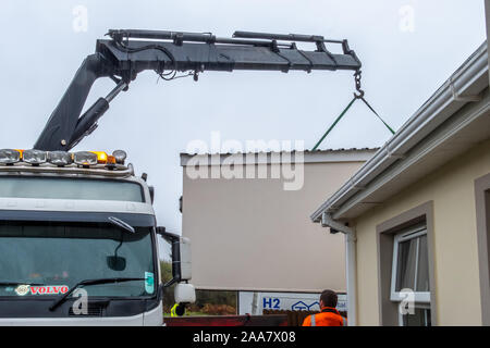 ARDARA/IRLAND - 02. NOVEMBER 2019 - H2 Gebäude Installation prefabric Garage in der pooring Rain Stockfoto