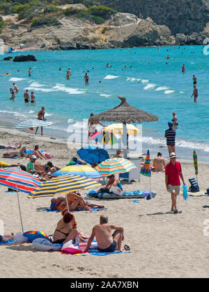 Die Leute am Strand von Peguera, Mallorca, Balearen, Spanien Stockfoto