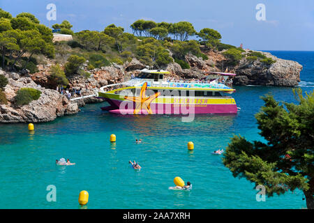 Boot Seesterne in Badebucht Cala Esmeralda, Cala D'Or, Mallorca, Balearen, Spanien Stockfoto