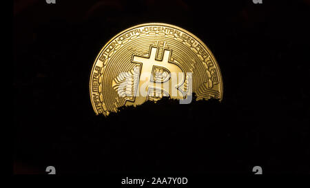 Bitcoin ist im Boden für sein Wachstum gepflanzt. Bitcoin auf schwarzem Hintergrund Stockfoto