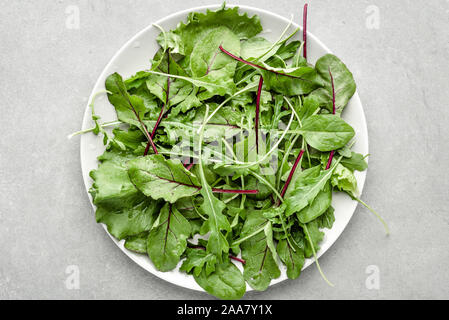 Frischer Salat mit Mix aus grünen Blättern aus Rucola, Rüben und Baby Spinat Stockfoto