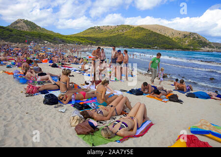 Die Leute an der Badebucht Cala Agulla, Cala Ratjada, Mallorca, Balearen, Spanien Stockfoto