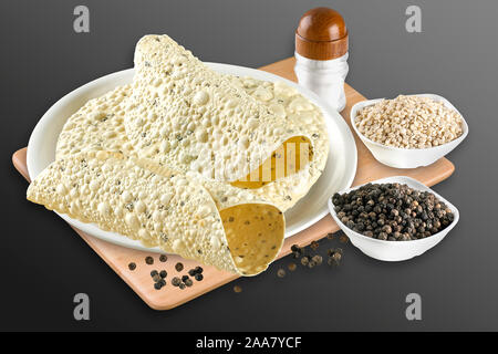Pappadams mit Zutat oder Amritsari Papad oder Urad Dal Papar, Indische knusprige Snacks, selektiven Fokus - Bild Stockfoto