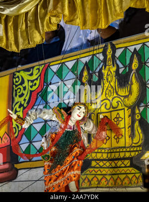 Bunte Puppentheater mit Puppen, die Buddhistischen Allegorien und von erfahrenen Puppenspieler hinter einem Vorhang in Bagan, Myanmar/Birma Stockfoto
