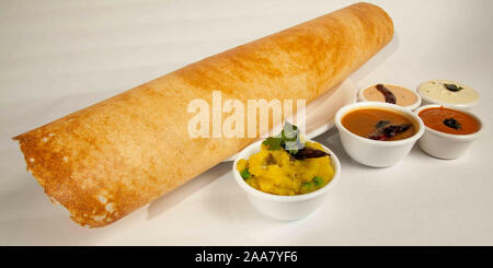 Papier Masala dosa ist ein indisches Essen, serviert mit Sambhar und Kokos Chutney selektiven Fokus - Bild Stockfoto