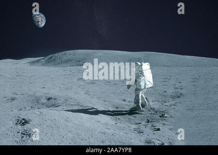 Astronaut auf dem Mond. Mit land am Horizont. Elemente dieses Bild wurde von der NASA eingerichtet. Stockfoto