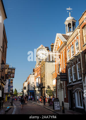 Rochester, England, Großbritannien - 21 September, 2019: Traditionelle Geschäfte, Häuser und bürgerlichen Gebäuden entlang der High Street von Rochester, Kent, die von den Beherrschten Stockfoto