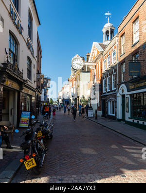 Rochester, England, Großbritannien - 21 September, 2019: Traditionelle Geschäfte, Häuser und bürgerlichen Gebäuden entlang der High Street von Rochester, Kent, die von den Beherrschten Stockfoto