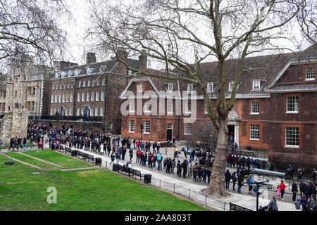LONDON, Großbritannien - 28 Dezember, 2018: eine große Schlange von Leuten warten die berühmten Kronjuwelen aus England in die Anzeige an die Juwelen Haus zu sehen, in der towe Stockfoto