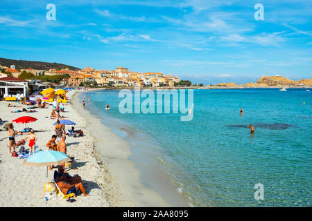 Île-Rousse, Frankreich - 22 September, 2018: die Menschen Sonnen und Baden am Strand in Rousse, Korsika, Frankreich, mit der Ile de la Pietra Insel o Stockfoto