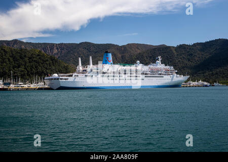 Das Kreuzfahrtschiff Thomson Geist später umbenannt Marella Geist durch die TUI in den Hafen von Marmaris in der Türkei angedockt Stockfoto