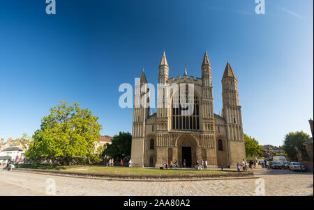 Rochester, England, Großbritannien - 21 September 2019: Touristen vorbei an der romanischen Kathedrale von Rochester in Kent. Stockfoto